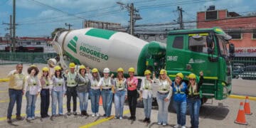 Estudiantes recorren la planta de cemento de Cementos Progreso en San Pedro de Macoris