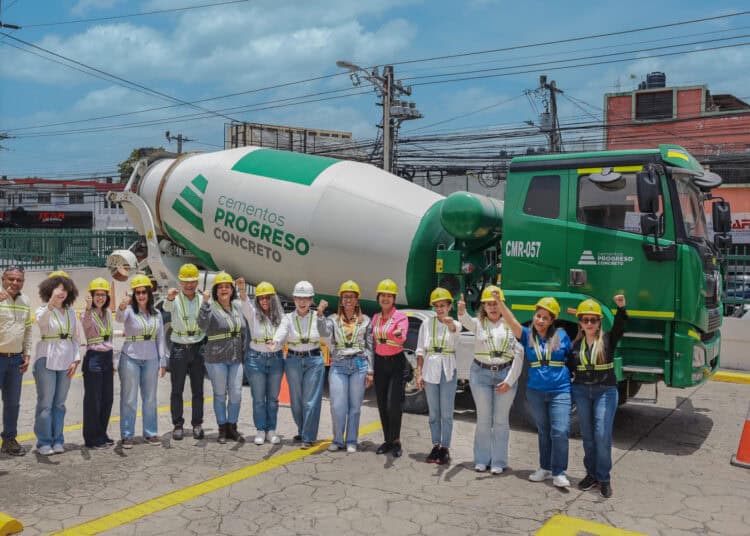 Estudiantes recorren la planta de cemento de Cementos Progreso en San Pedro de Macoris