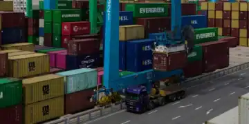 Contenedores de carga en un puerto chino ante restricciones de exportación a empresas europeas