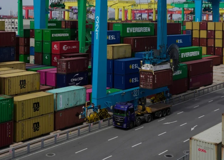 Contenedores de carga en un puerto chino ante restricciones de exportación a empresas europeas
