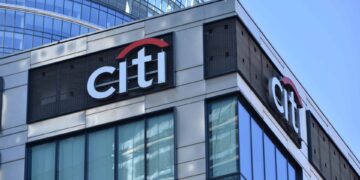 Sede de Citigroup en Nueva York con el logo del banco tras reportar utilidades trimestrales