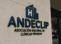Recepción de una clínica privada con pacientes esperando atención médica