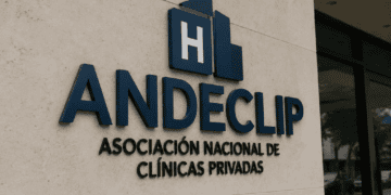 Recepción de una clínica privada con pacientes esperando atención médica