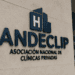 Recepción de una clínica privada con pacientes esperando atención médica
