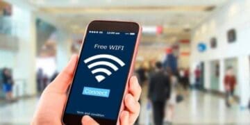 Persona usa un teléfono inteligente conectado a una red Wi-Fi pública en un espacio comercial