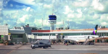 Avión aterrizando en Cancún, conectividad aérea del Caribe mexicano