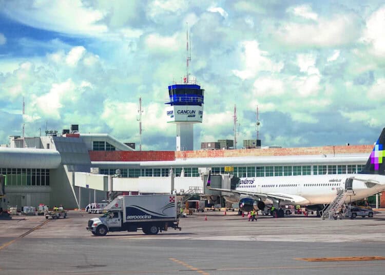 Avión aterrizando en Cancún, conectividad aérea del Caribe mexicano
