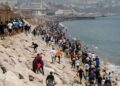 Jóvenes migrantes saltando la valla fronteriza entre Marruecos y la ciudad española de Ceuta