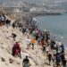 Jóvenes migrantes saltando la valla fronteriza entre Marruecos y la ciudad española de Ceuta