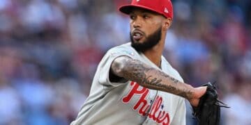 El lanzador zurdo dominicano Cristopher Sánchez en el montículo con el uniforme de los Filis de Filadelfia
