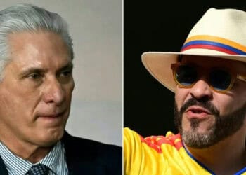 Banderas de Cuba y Colombia frente a edificio gubernamental en La Habana