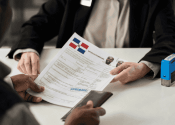 Ciudadano realiza trámite en oficina pública dominicana con documentos digitales interoperables