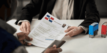 Ciudadano realiza trámite en oficina pública dominicana con documentos digitales interoperables