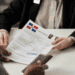 Ciudadano realiza trámite en oficina pública dominicana con documentos digitales interoperables