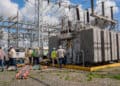 Torres de alta tensión y líneas eléctricas al atardecer en la República Dominicana