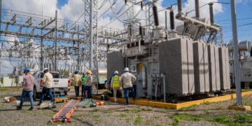 Torres de alta tensión y líneas eléctricas al atardecer en la República Dominicana