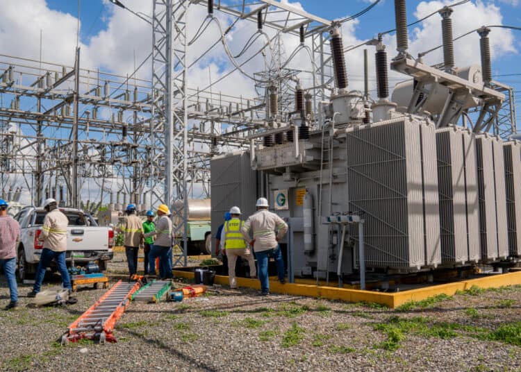 Torres de alta tensión y líneas eléctricas al atardecer en la República Dominicana