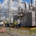 Torres de alta tensión y líneas eléctricas al atardecer en la República Dominicana