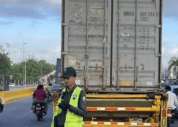 Congestión vehicular en avenida de Santo Domingo con agentes de la DIGESETT dirigiendo el tránsito