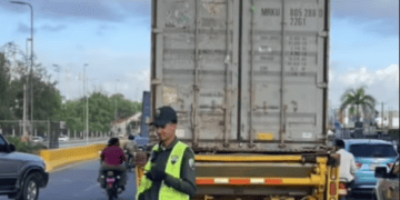 Congestión vehicular en avenida de Santo Domingo con agentes de la DIGESETT dirigiendo el tránsito