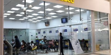 Fachada con logo de la distribuidora de electricidad EDEEste en República Dominicana