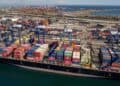 Contenedores de carga en un puerto de importaciones de Estados Unidos afectados por nuevos aranceles