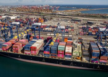 Contenedores de carga en un puerto de importaciones de Estados Unidos afectados por nuevos aranceles
