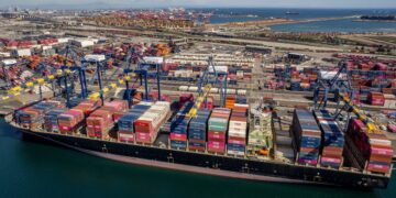Contenedores de carga en un puerto de importaciones de Estados Unidos afectados por nuevos aranceles