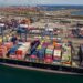 Contenedores de carga en un puerto de importaciones de Estados Unidos afectados por nuevos aranceles