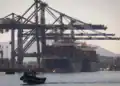 Contenedores de carga en puerto que simbolizan la tensión comercial entre Estados Unidos y Brasil