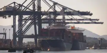 Contenedores de carga en puerto que simbolizan la tensión comercial entre Estados Unidos y Brasil