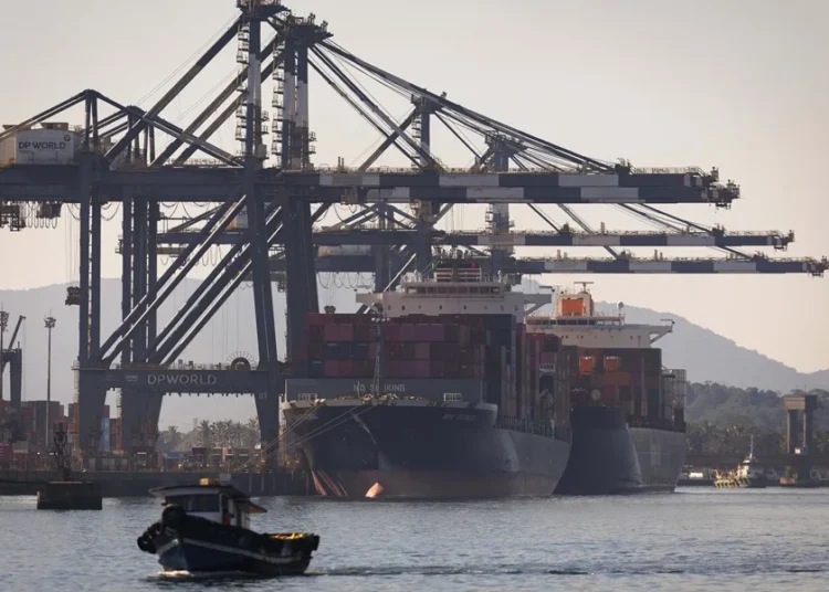 Contenedores de carga en puerto que simbolizan la tensión comercial entre Estados Unidos y Brasil