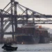 Contenedores de carga en puerto que simbolizan la tensión comercial entre Estados Unidos y Brasil