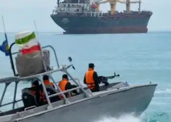 Buques de guerra de la Armada de EE.UU. operando en el estrecho de Ormuz durante el bloqueo naval a Irán