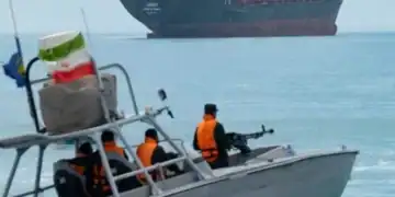 Buques de guerra de la Armada de EE.UU. operando en el estrecho de Ormuz durante el bloqueo naval a Irán