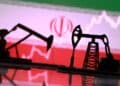 Petrolero navegando por el Estrecho de Ormuz, punto clave del comercio mundial de crudo