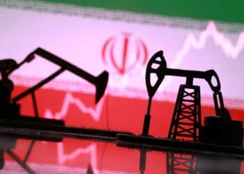 Petrolero navegando por el Estrecho de Ormuz, punto clave del comercio mundial de crudo