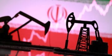 Petrolero navegando por el Estrecho de Ormuz, punto clave del comercio mundial de crudo