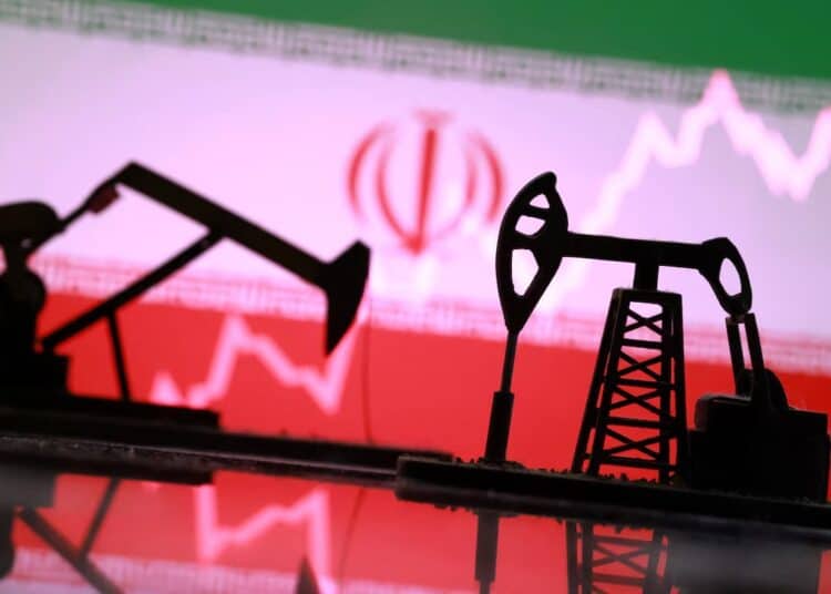 Petrolero navegando por el Estrecho de Ormuz, punto clave del comercio mundial de crudo