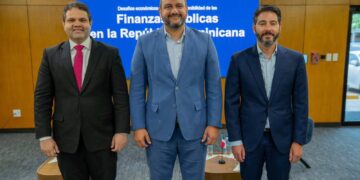 Panel de especialistas durante el diálogo económico en las instalaciones de BARNA Management School