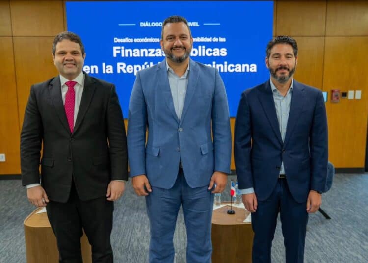 Panel de especialistas durante el diálogo económico en las instalaciones de BARNA Management School