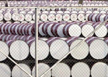 Barriles de petróleo y gráficos de precios al alza sobre el mercado del crudo Brent