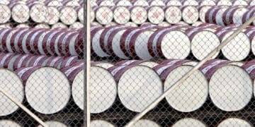 Barriles de petróleo y gráficos de precios al alza sobre el mercado del crudo Brent