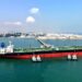 Petrolero navegando en el mar Rojo con tableros de precios del crudo al alza