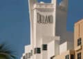 Fachada blanca del hotel Delano en la avenida Collins de Miami Beach tras su reapertura