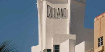 Fachada blanca del hotel Delano en la avenida Collins de Miami Beach tras su reapertura