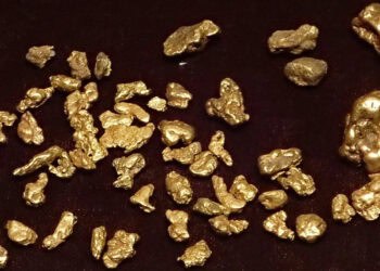 Lingotes de oro sobre gráfico de cotización mientras el mercado espera el dato de inflación en EE.UU.