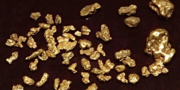 Lingotes de oro sobre gráfico de cotización mientras el mercado espera el dato de inflación en EE.UU.