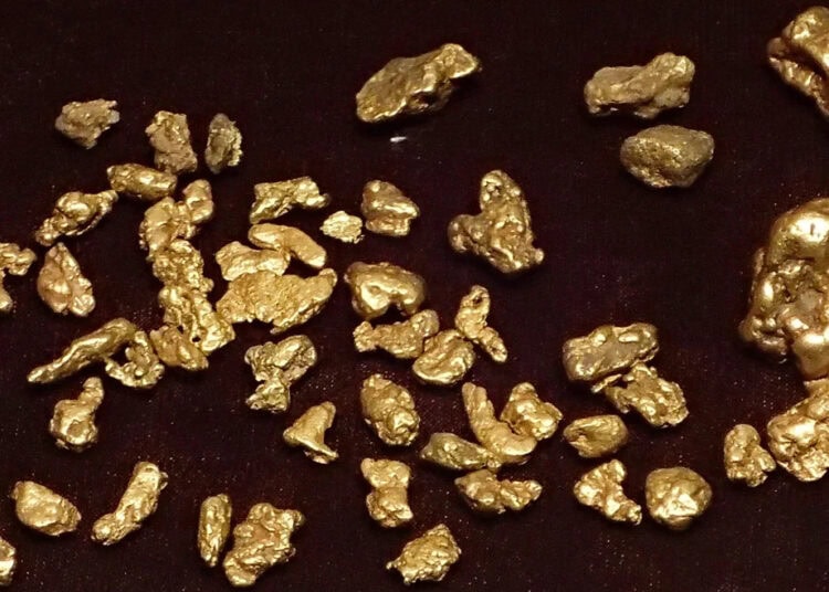 Lingotes de oro sobre gráfico de cotización mientras el mercado espera el dato de inflación en EE.UU.