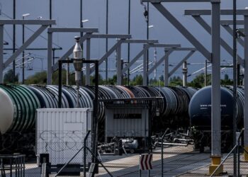Buque petrolero navegando cerca del estrecho de Ormuz en medio de la tensión entre Estados Unidos e Irán